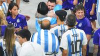 Lionel Messi memeluk seorang kerabat maupun anggota keluarganya setelah membawa Argentina menjuarai Piala Dunia 2022. (AP Photo/Hassan Ammar)