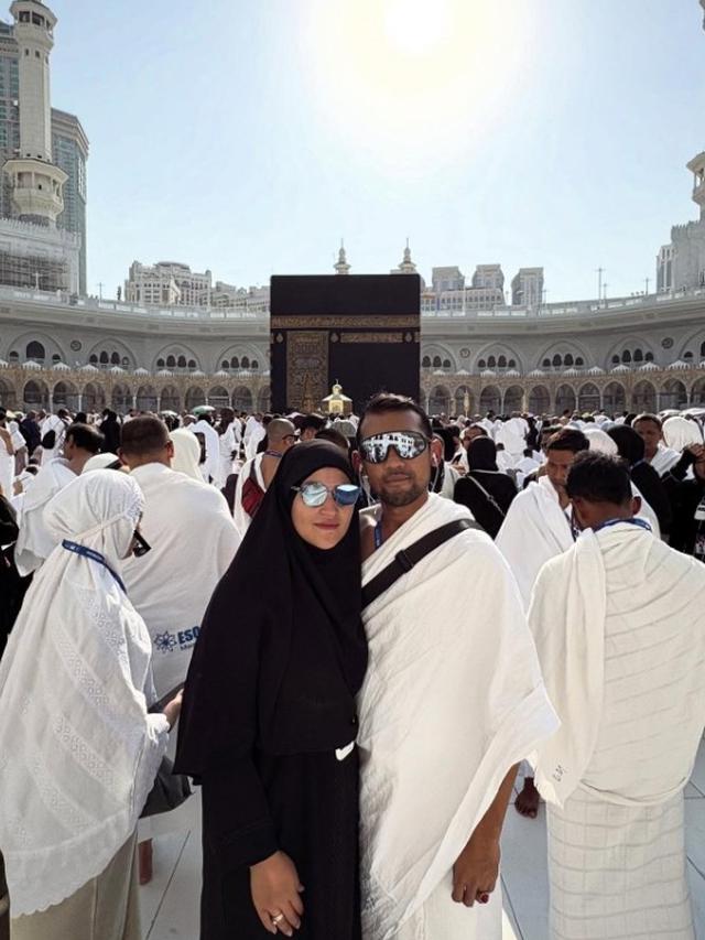 Momen Annisa Trihapsari Umrah Bareng Anak dan Menantu