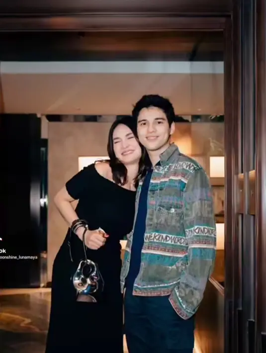 Tak heran jika kedekatan wanita 39 tahun ini dengan pria yang lebih muda darinya sukses jadi sorotan. Usia tak jadi penghalang Luna Maya dan Maxime Bouttier untuk banjir doa dari netizen agar segera menikah. Pasangan baru pamer foto saling rangkul di momen lawas kebersamaan mereka ini. (Liputan6com/IG/lunamaya)