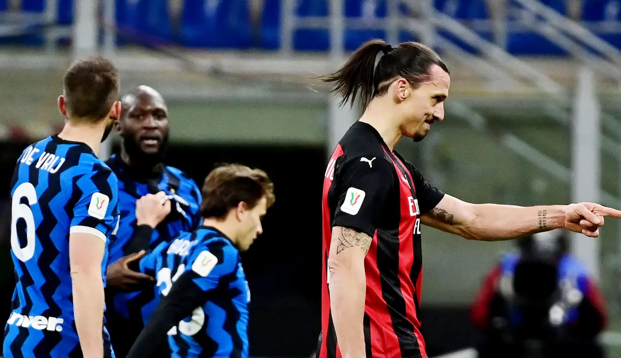 Striker AC Milan, Zlatan Ibrahimovic, berjalan keluar lapangan usai mendapat kartu merah pada laga perempat final Coppa Italia di Giuseppe Meazza, Selasa (26/1/2021). Inter Milan menang dengan skor 2-1. (AFP/Miguel Medina)