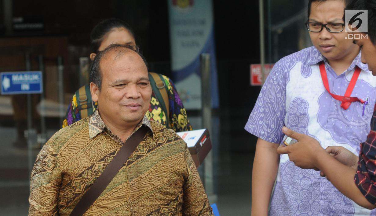 Mantan Ketua PPATK, Yunus Husein usai menjadi pembicara internal pegawai KPK di gedung KPK, Jakarta, Senin (30/4). Yunus menjadi pembicara tentang tindak pidana pencucian uang (TPPU) indikasi perputaran uang di pasar modal. (Merdeka.com/Dwi Narwoko)