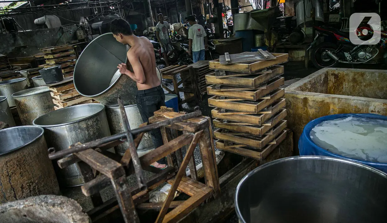 Aktivitas pekerja di pabrik tahu tempe yang berhenti operasi di kawasan Duren Tiga, Jakarta, Sabtu (2/12/2021). Puskopti DKI Jakarta pun menyatakan mogok produksi ini akan dilakukan oleh sekira 5.000 pelaku usaha kecil menengah yang ada di bawah naungannya. (Liputan6.com/Faizal Fanani)