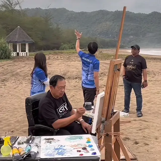 Momen SBY Kunjungi Pantai Pancer di Jawa Timur, Kulineran hingga Melukis Ditemani Edhie Baskoro dan Aliya Rajasa