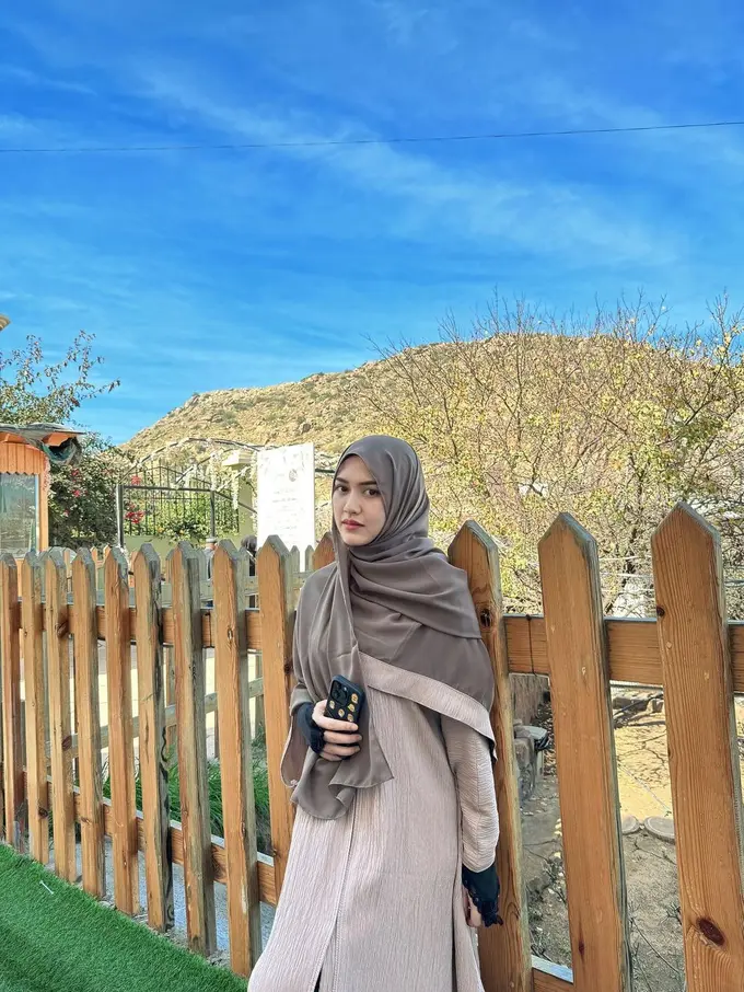 Potret Cantik Happy Asmara saat Kenakan Hijab, Auranya Makin Adem dan Teduh