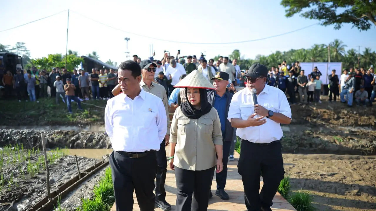 Menteri Pertanian Andi Amran Sulaiman saat menyambangi lokasi bencana di Lhokseumawe, Aceh. (Istimewa)