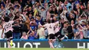 Pemain Leicester City Wilfred Ndidi (kanan) melakukan selebrasi setelah mencetak gol ke gawang Chelsea dalam pertandingan Liga Inggris di Stadion Stamford Bridge, London, Minggu (18/8/2019). Pertandingan berakhir imbang 1-1. (AP Photo/Frank Augstein)