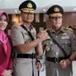 Irjen Priyo Widyanto sebagai Kapolda Sumatera Selatan berjabat tangan dengan Irjen Firli Bahuri sebagai Kabaharkam Polri usai serah terima jabatan di Bareskrim Polri, Selasa (19/11/2019). Kapolri Jenderal Idham Azis memimpin upacara sertijab sejumlah perwira tinggi (pati). (Liputan6.com/Johan Tallo)