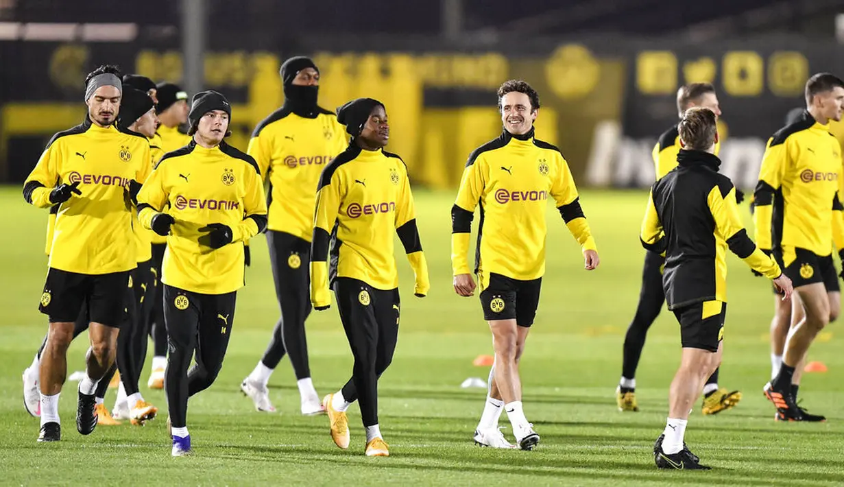 Para pemain Borussia Dortmund saat sesi latihan jelang laga Liga Champions, Selasa (24/11/2020). Dortmund akan berhadapan dengan Club Brugge. (AP/Martin Meissner)