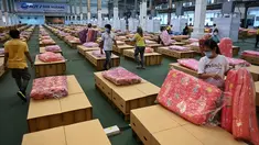 Pekerja menyiapkan kasur dan selimut untuk tempat tidur kardus di rumah sakit lapangan Covid-19 di dalam gudang Bandara Internasional Don Mueang di Bangkok, Selasa (27/7/2021). Thailand menghadapi rekor jumlah kasus virus corona di tengah kampanye vaksinasi yang lambat. (Lillian SUWANRUMPHA/AFP)