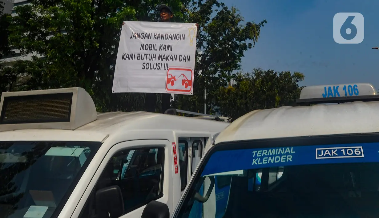 Para sopir rupanya menggelar demo protes menyuarakan ketidakadilan manajemen TransJakarta yang dinilai arogan. Hal itu terlihat dari spanduk yang dibentangkan demonstran. (merdeka.com/Arie Basuki)