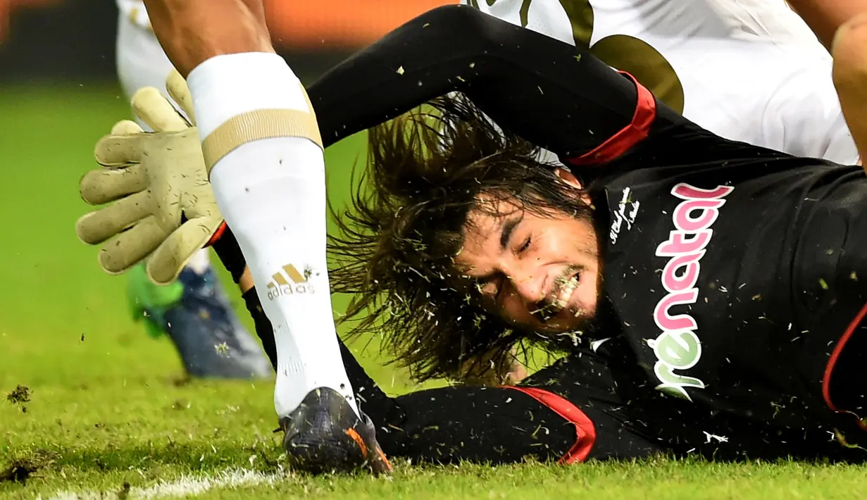 Aksi kiper Genoa, Mattia Perin saat menghadang sepakan pemain AC Milan, Carlos Bacca pada lanjutan Serie A Italia di  Luigi Ferraris stadium,  Genoa, Rabu (25/10/2016) dini hari WIB.  (AFP/ Giuseppe Cacace)