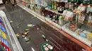 Barang-barang tergeletak di tanah di sebuah toko serba ada setelah gempa berkekuatan megnitudo 6,1 mengguncang ibu kota Tokyo dan sekitarnya di Jepang, Kamis (7/10/2021). (AFP/Jiji Press/STR)