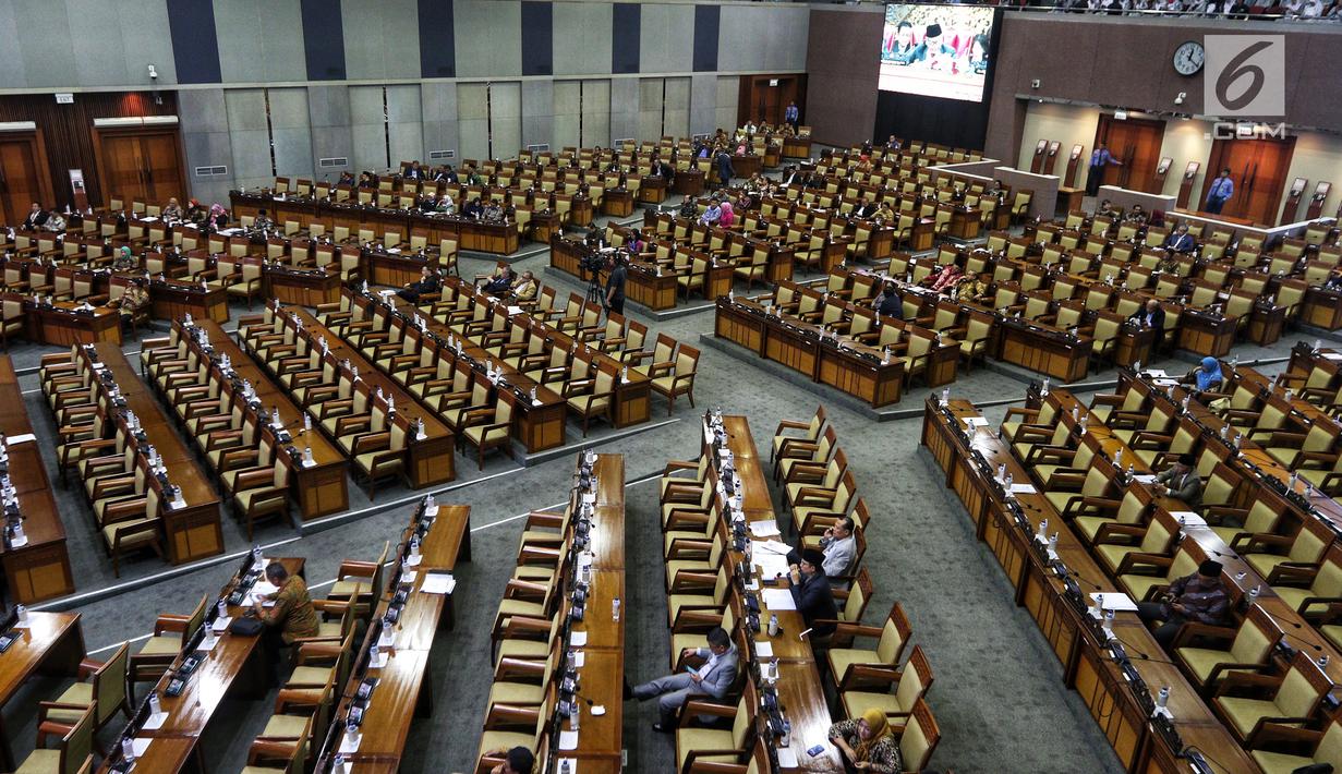 Suasana Rapat Paripurna DPR RI ke-12 Masa Persidangan III Tahun Sidang 2018-2019 di Kompleks Parlemen, Senayan, Jakarta, Rabu (13/2). Agenda utama rapat untuk pengambilan keputusan terhadap RUU Kebidanan. (Liputan6.com/JohanTallo)