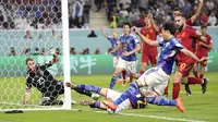 Jepang kembali berhasil mengoyak Unai Sim&oacute;n untuk kedua kalinya. Gol itu dicetak oleh Ao Tanaka melalui assist kontroversial Kaoru Mitoma yang oleh wasit Victore Gomez disahkan setelah meninjau VAR. (AP/Eugene Hoshiko)