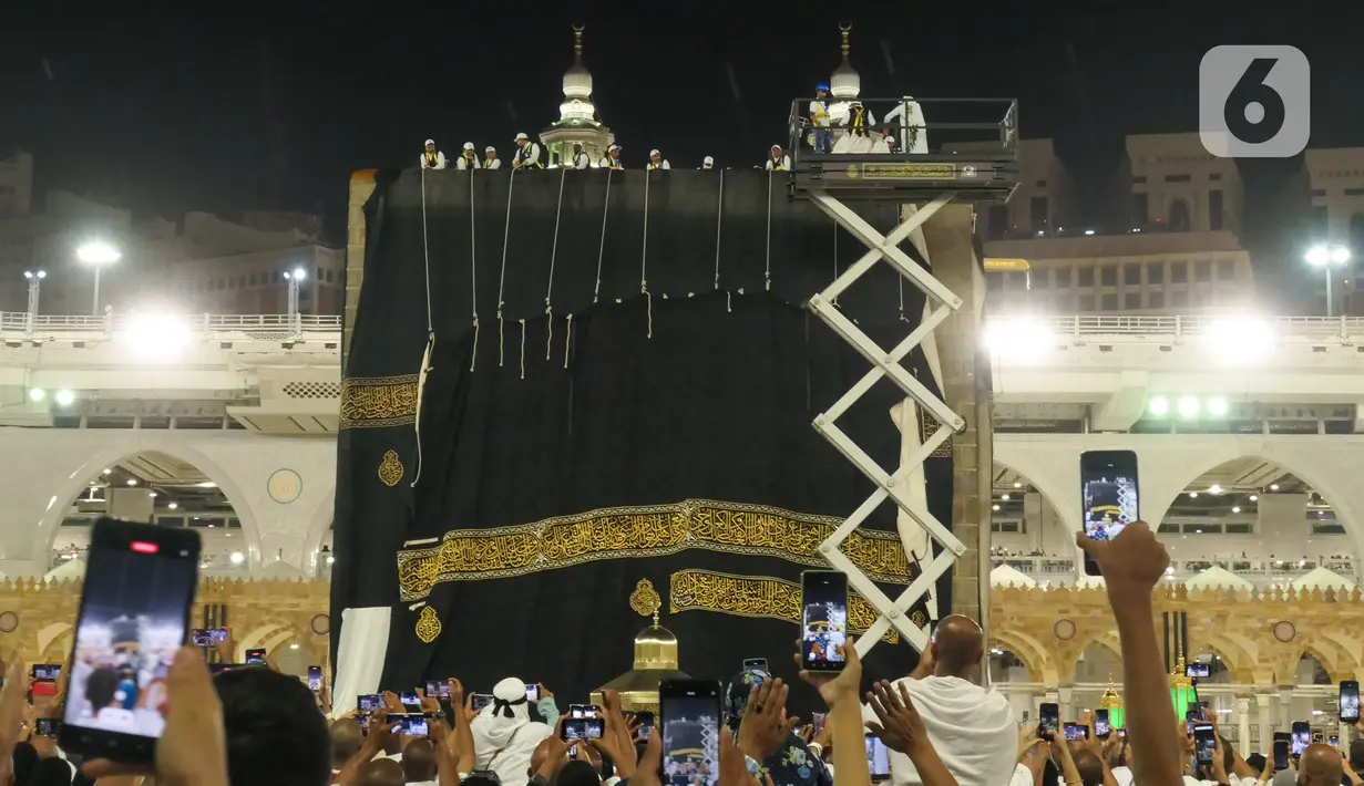 Kiswah atau kain penutup Ka'bah di Masjidil Haram, Makkah diganti bertepatan dengan malam tahun baru Islam, 1 Muharram 1445 Hijriah atau Selasa, 18 Juli 2023.