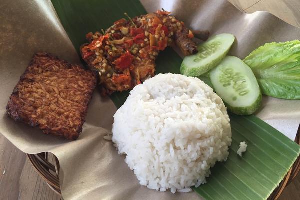 Ayam penyet spesial &amp; tempe Rp 18.000/ copyright by Vemale.com