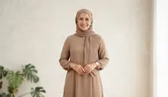 8 Model Gamis Ibu-Ibu untuk Malam Tirakatan 17 Agustus, Tampil Anggun tanpa Terlihat Berlebihan