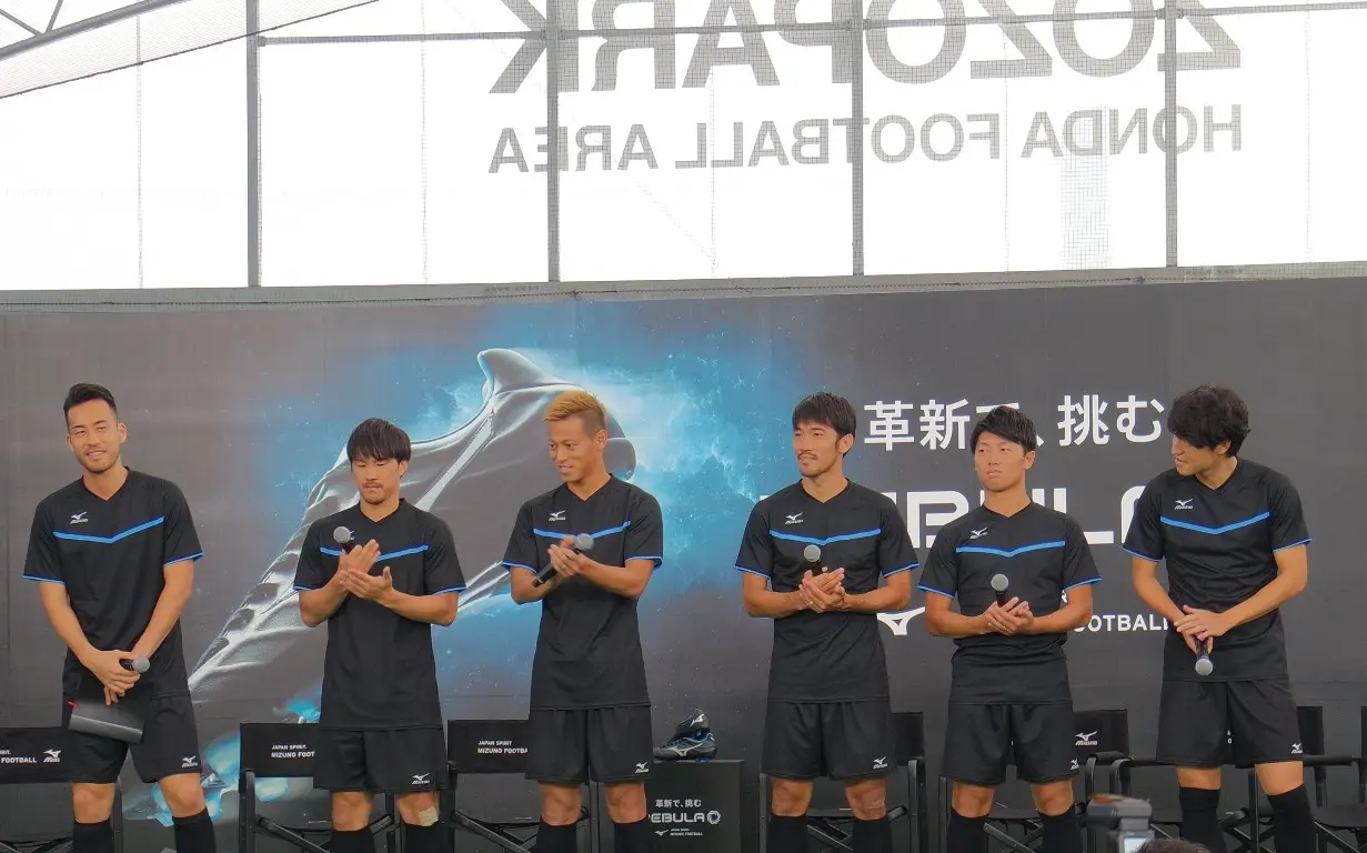 Bintang sepak bola Jepang dalam acara peluncuran sepatu Mizuno 