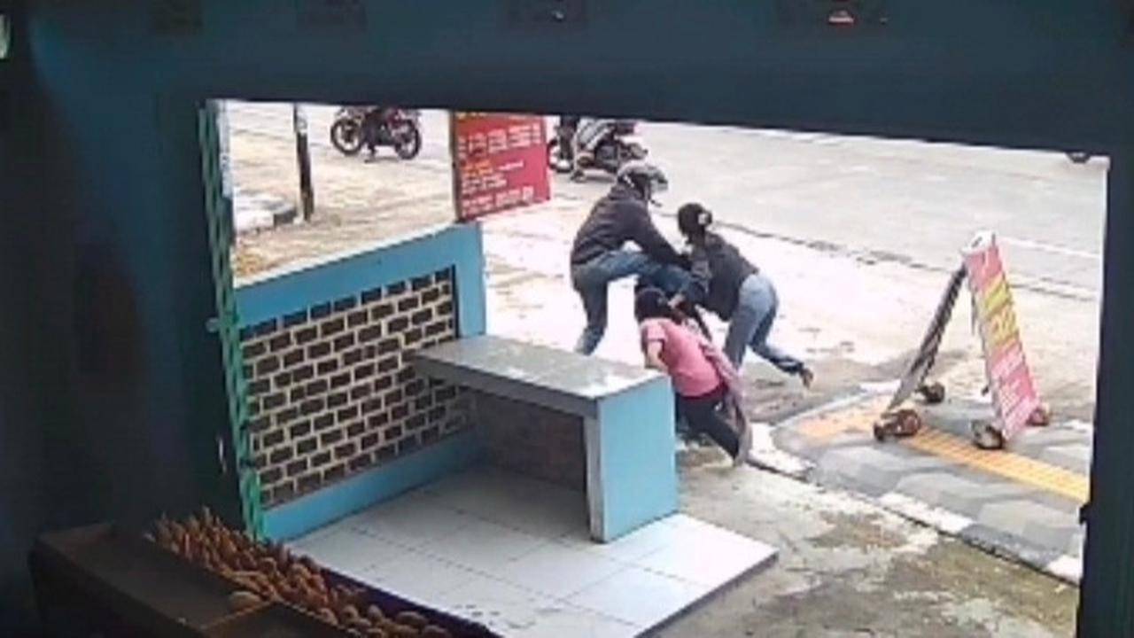 Aksi Heroik Dua Remaja Putri Gagalkan Pencuri Motor, Pelaku Kabur Usai Dilempar Sandal