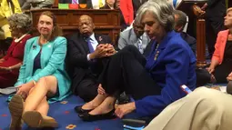 Sejumlah anggota dewan Partai Demokrat AS duduk di lantai ketika menggelar protes pada kongres di Dewan Perwakilan Rakyat AS, Rabu (22/6). Mereka mendesak pimpinan DPR melakukan voting soal pengendalian senjata. (REUTERS/U.S. Rep.John Yarmuth/Handout)