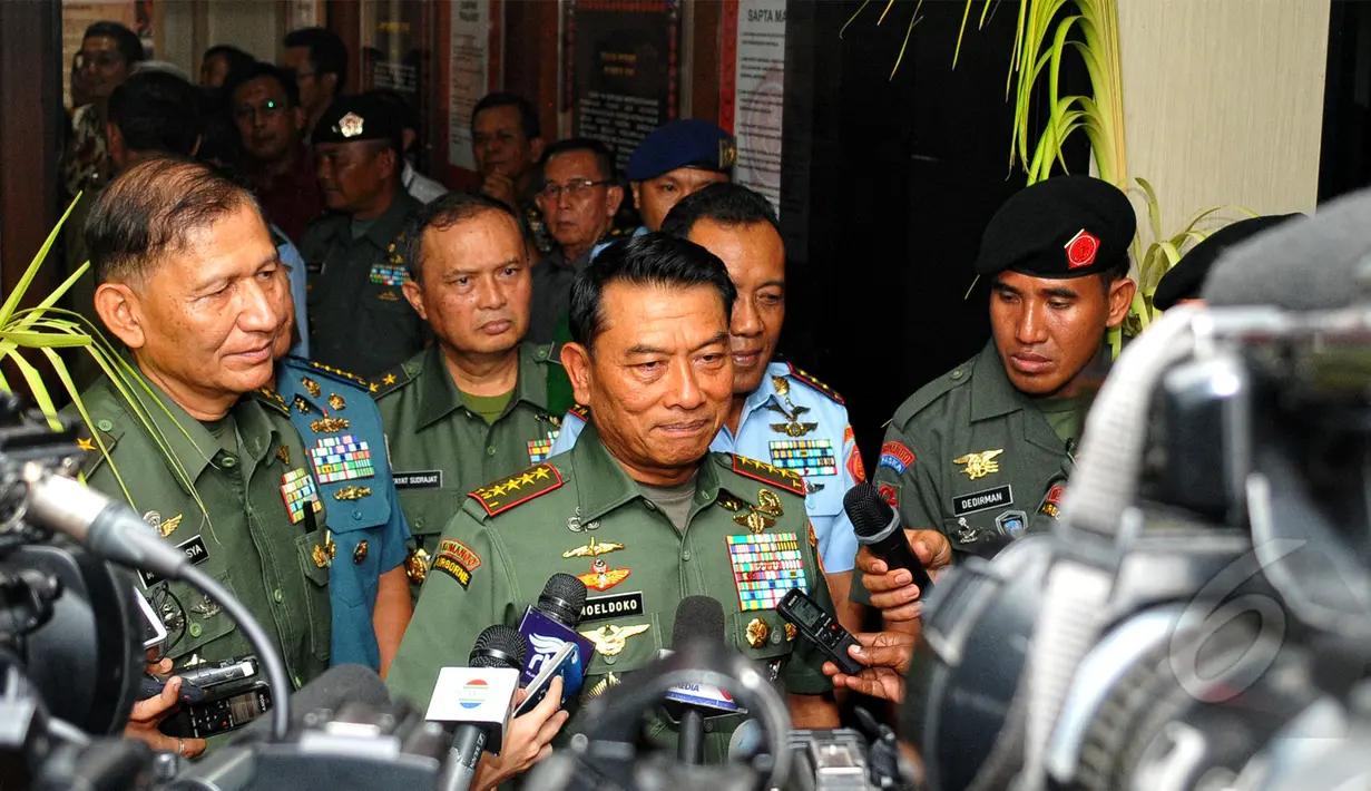 Panglima TNI Jenderal Moeldoko memberikan keterangan pers usai peluncuran buku ‘TNI dan Air Asia QZ8501’, Mabes TNI Cilangkap, Jakarta, Selasa (5/5/2015). (Liputan6.com/Yoppy Renato)