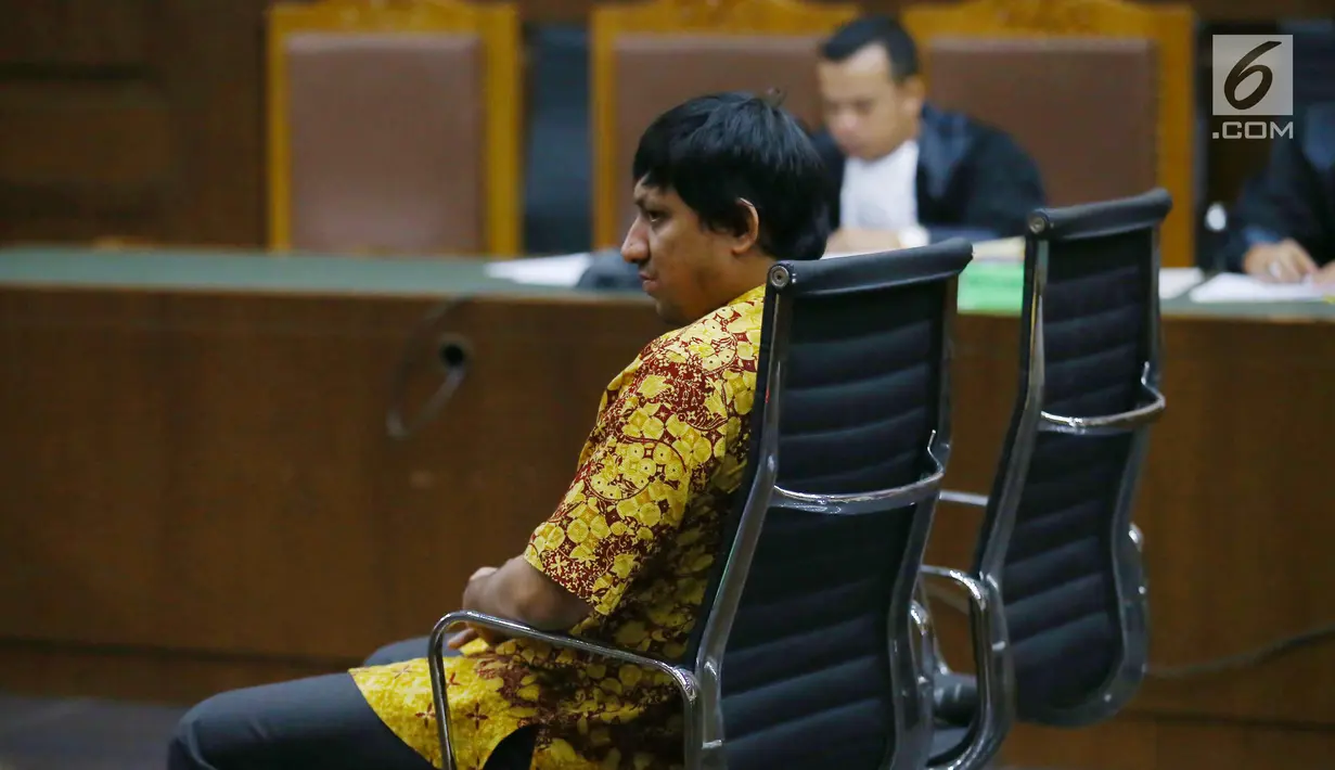 Fahd El Fouz menjalani sidang perdana sebagai terdakwa di Pengadilan Tipikor, Jakarta (13/7). Fahd ditetapkan sebagai tersangka terkait kasus pengadaan kitab suci Alquran dan pengadaan laboratorium komputer MTS. (Liputan6.com/Helmi Afandi)