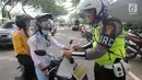 Anggota Satlantas Polres Tangerang Selatan memeriksa kelengkapan surat saat razia pajak kendaraan di Jalan BSD, Tangerang Selatan, Kamis (24/1). Razia juga untuk meningkatkan tertib lalu lintas dan disiplin pengendara bermotor. (Merdeka.com/Arie Basuki)