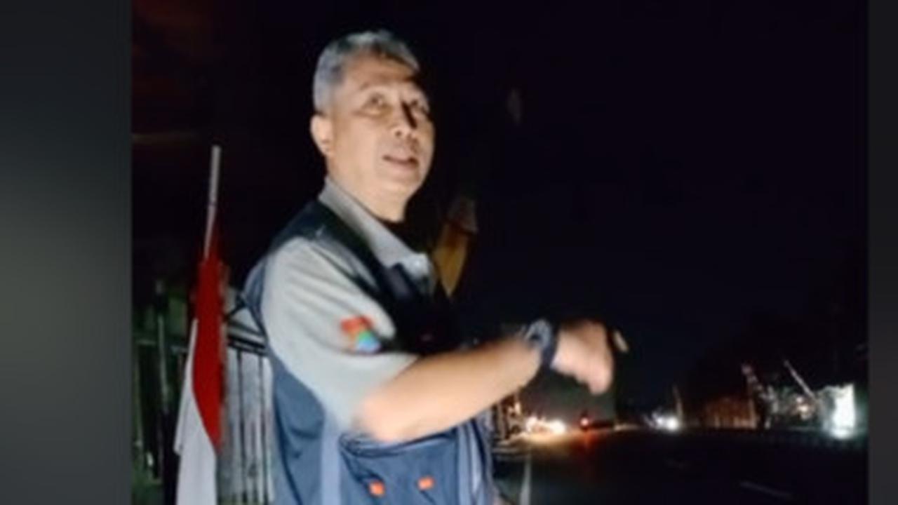 Sungguh Mulia, Pemotor Ini Bantu Pria Paruh Baya Jalan Kaki Malam-malam Sambil Bawa Koper Beri Tumpangan