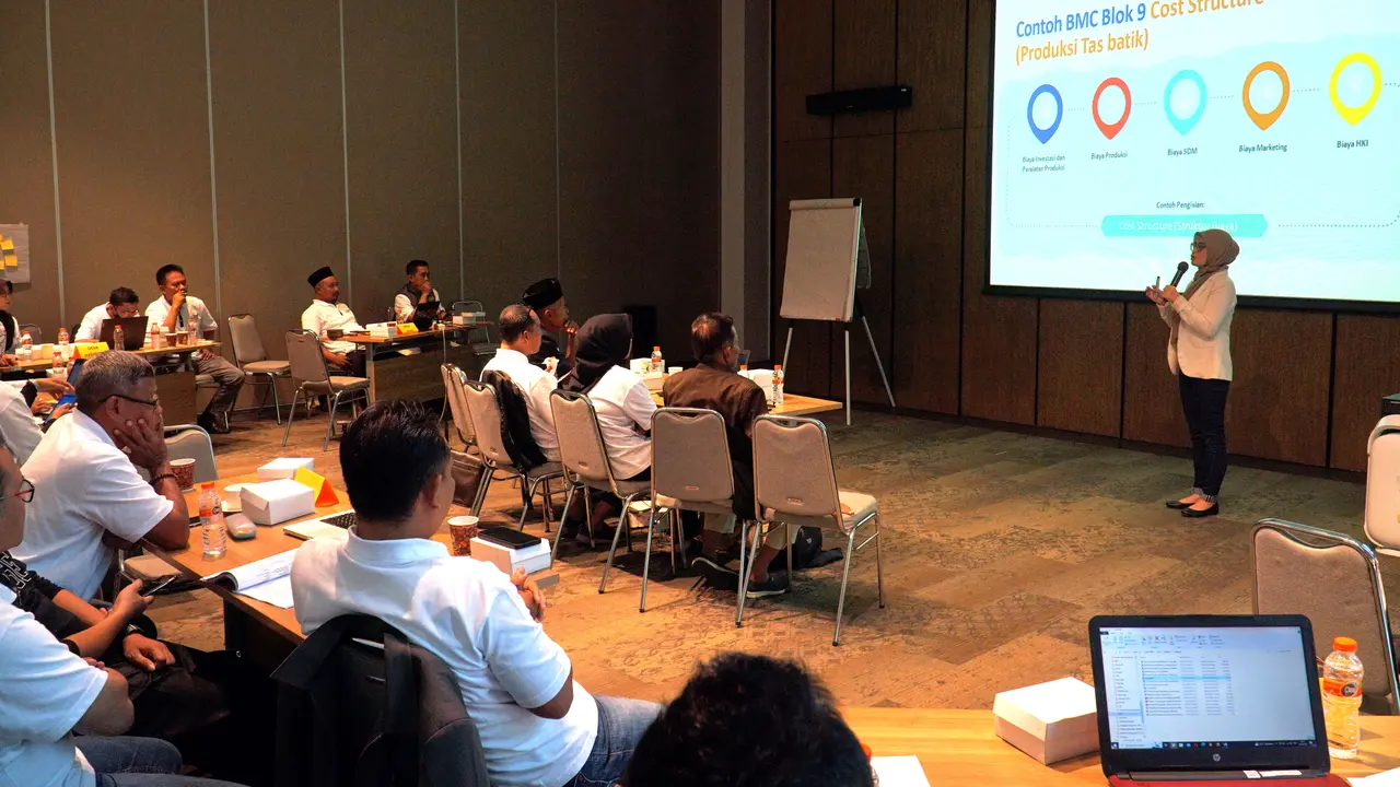 Pemateri dari Perkumpulan Desa Lestari menyampaikan blok cost structure dari Business Model Canvas (BMC). Peserta dibekali materi tentang BMC agar makin memahami model. (Dok Djarum)