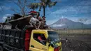 Warga mengevakuasi barang-barang mereka menggunakan truk dari rumahnya yang rusak akibat erupsi Gunung Semeru di desa Curah Kobokan di Lumajang, Jawa Timur, Rabu (8/12/2021). Korban meninggal akibat erupsi Gunung Semeru bertambah menjadi 35 orang hingga Rabu pagi. (Juni Kriswanto / AFP)