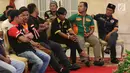 Sejumlah perwakilan sopir truk se-Indonesia saat diterima oleh Presiden Jokowi di Istana Negara, Jakarta, Selasa (8/5). Pertemuan diisi dengan dialog santai sekaligus mendengar masukan dari para sopir. (Liputan6.com/Angga Yuniar)
