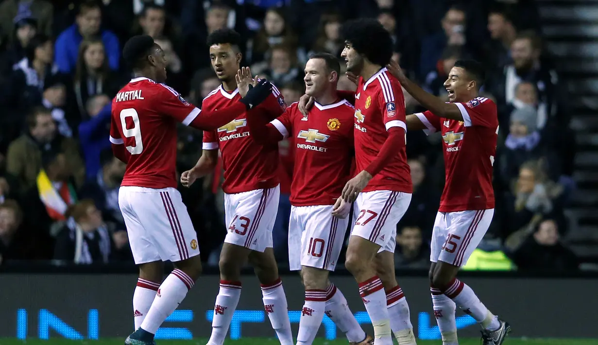 Pemain MU merayakan gol yang dicetak Wayne Rooney ke gawang Derby County pada laga putaran keempat Piala FA, di Stadion Pride Park, Sabtu (30/1/2016) dini hari WIB. (Reuters/Eddie Keogh)