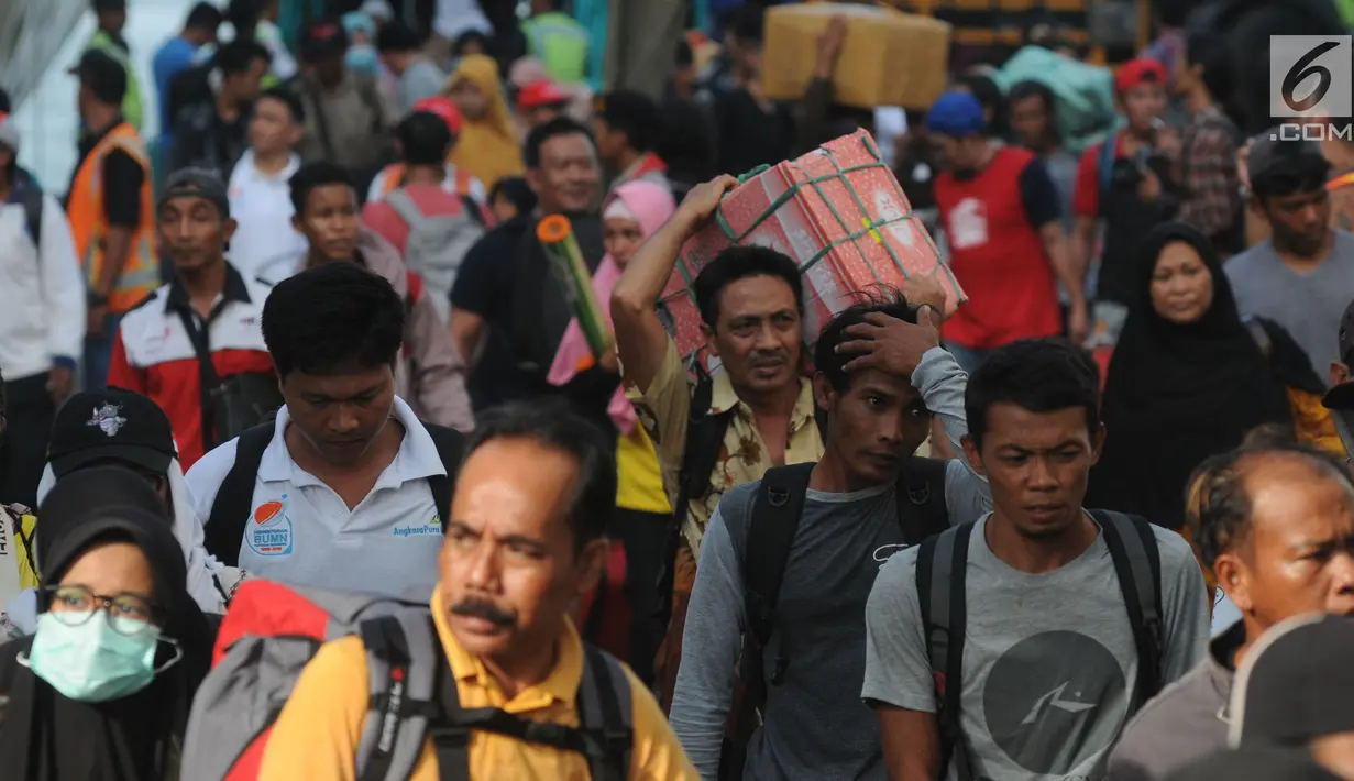 Pemudik yang menumpang KM Labobar tiba di Pelabuhan Tanjung Perak, Surabaya, Jawa Timur, Jumat (31/5/2019). Pelindo III memprediksi puncak mudik angkutan laut Lebaran 2019 yang masuk ke Jawa Timur akan terjadi pada H-3 atau Minggu, 2 Juni. (merdeka.com/Dwi Narwoko)