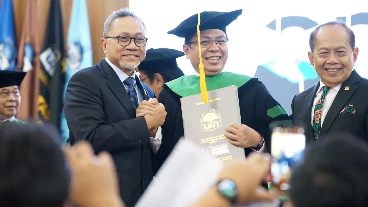 Direktur Eksekutif Indikator Politik Indonesia, Burhanuddin Muhtadi, dikukuhkan sebagai Guru Besar Ilmu Politik UIN Syarif Hidayatullah Jakarta dalam Sidang Senat Terbuka, Rabu (29/3/2023). (Istimewa)