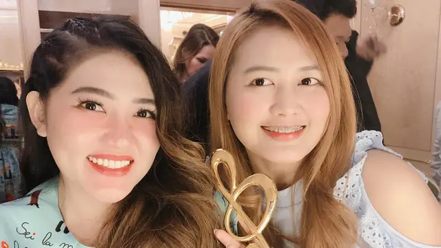 6 Potret Kebersamaan Via Vallen dan Mella Rosa, Bak Kembar