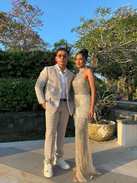 Penyanyi dan pencipta lagu Fabio Asher mengenakan setelan jas nuansa nude. Membagikan potret bersama Novia Bachmid. [Instagram/fabioasher]
