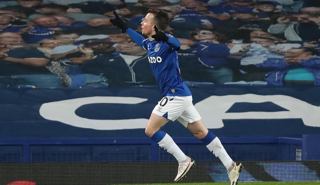 Striker Everton, Bernard melakukan selebrasi usai mencetak gol kelima timnya ke gawang Tottenham Hotspur di babak extra time dalam laga babak kelima Piala FA 2020/21 di Goodison Park, Rabu (10/2/2021). Everton menang 5-4 (4-4) atas Tottenham. (AFP/Clive Brunskill/Pool)
