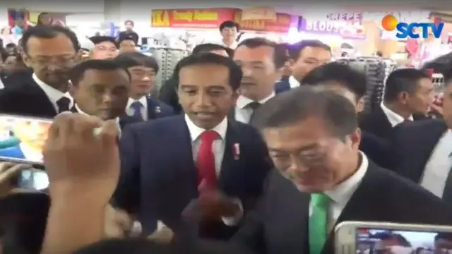 Presiden Moon Jae In bahkan tak ragu untuk memilih sebuah batik untuk Presiden Joko Widodo.