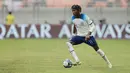 Pemain Timnas Inggris U-17, Joel Ndala, saat melawan Uzbekistan U-17 pada babak 16 besar Piala Dunia U-17 2023 di Jakarta International Stadium (JIS), Rabu (22/11/2023). (Bola.com/M Iqbal Ichsan)