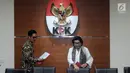 Wakil Ketua KPK, Basaria Panjaitan (kanan) jelang memberi keterangan penetapan tersangka baru dugaan korupsi e-KTP di Jakarta, Rabu (10/1). KPK menetapkan dua tersangka baru yakni FY dan BST. (Liputan6.com/Helmi Fithriansyah)