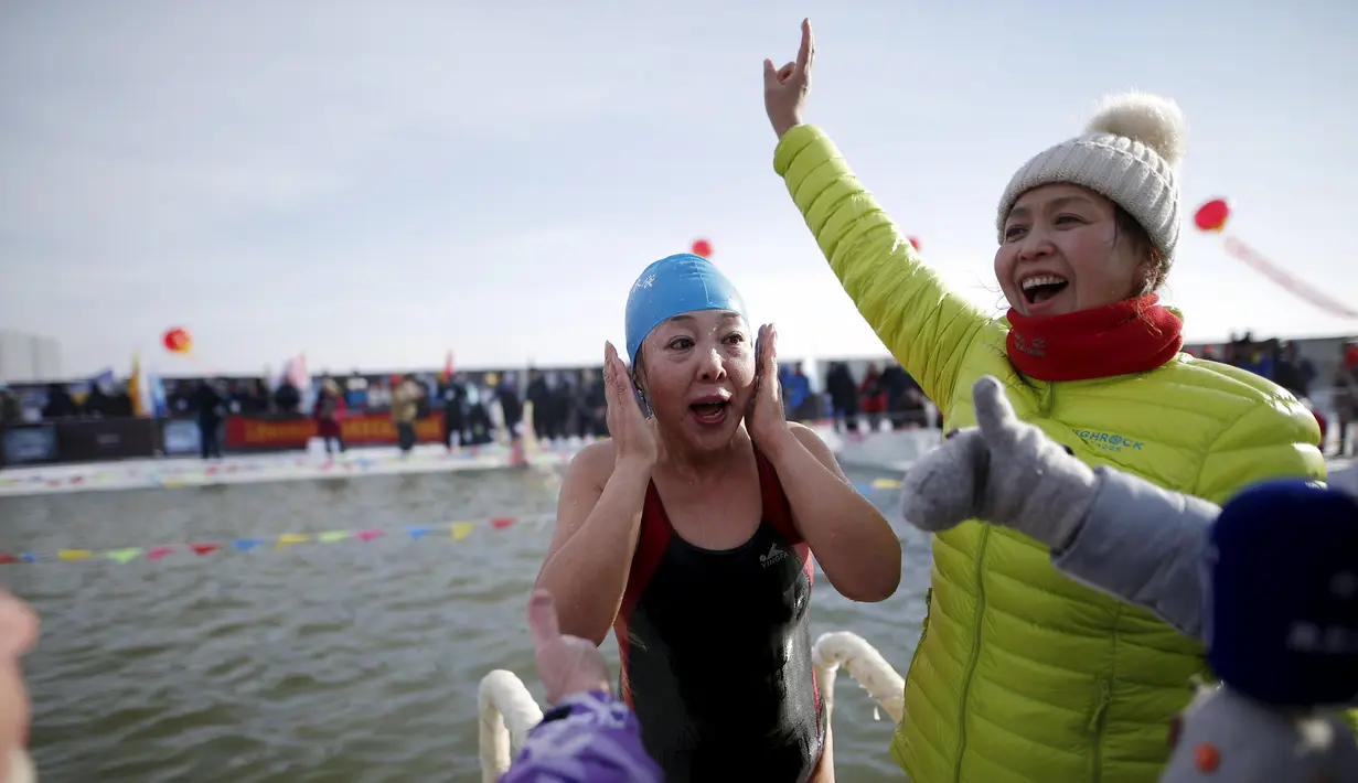 Reaksi salah satu peserta seusai menyelesaikan Kompetisi Renang Es Harbin di Sungai Songhua yang membeku di Provinsi Heilongjiang, Senin (5/1/2016). (REUTERS/Aly Song)