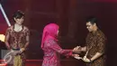 Menteri Sosial Khofifah Indar Parawansa memberikan piala penghargaan kepada Risqi dan Tim Kategori Kreasi Digital dalam ajang Liputan6 Awards 2016 SCTV di Studio 6 Emtek City, Jakarta, Kamis (26/5/2016). (Liputan6.com/Herman Zakharia)