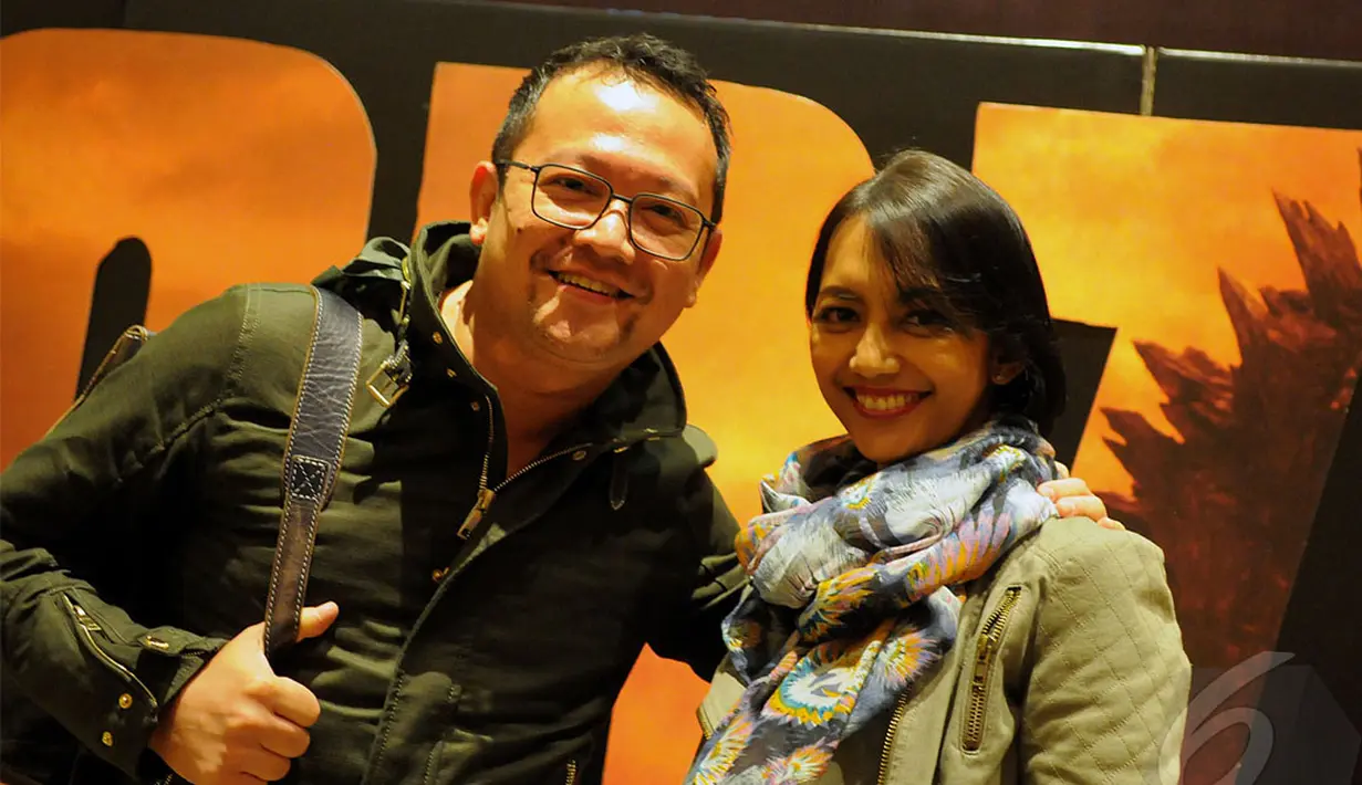 Alvin Adam bersama Nina Tamam berpose bersama saat hadiri Premiere film Godzilla di XXI Gandaria City pada Selasa (14/5/2014) (Liputan6.com/Faisal R Syam).