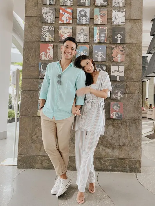 <p>Nana Mirdad-Andrew White dalam outfit semi formal yang serasi. Nana Mirdad memilih mengenakan set atasan dengan detail kerut di bagian pinggang yang bisa diikat dan celana panjang bercorak garis bernuansa kecokelatan yang serasi. Sedangkan Andrew White tampil dengan linen shirt berwarna hijau terang dan celana panjang khaki. Foto: Instagram.</p>