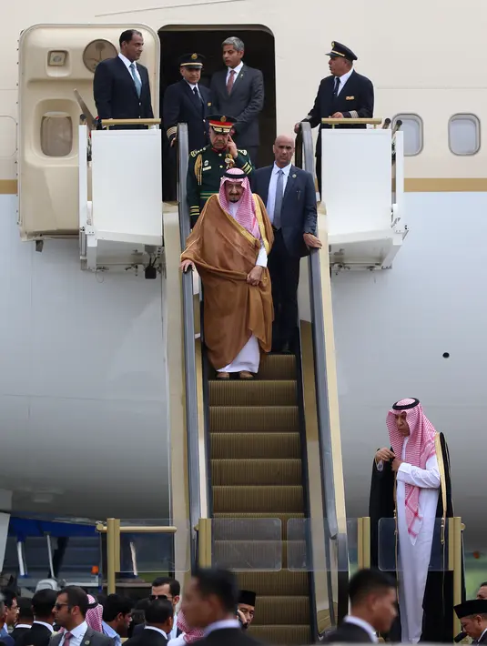 Raja Arab Saudi Salman bin Abdulaziz al-Saud turun dengan eskalator khusus, di Bandara Halim Perdanakusuma, Jakarta, Rabu (3/1). Presiden Joko Widodo (Jokowi) menyambut kedatangan Raja Salman di bawah pintu pesawat. (Liputan6.com/Fery Pradolo)