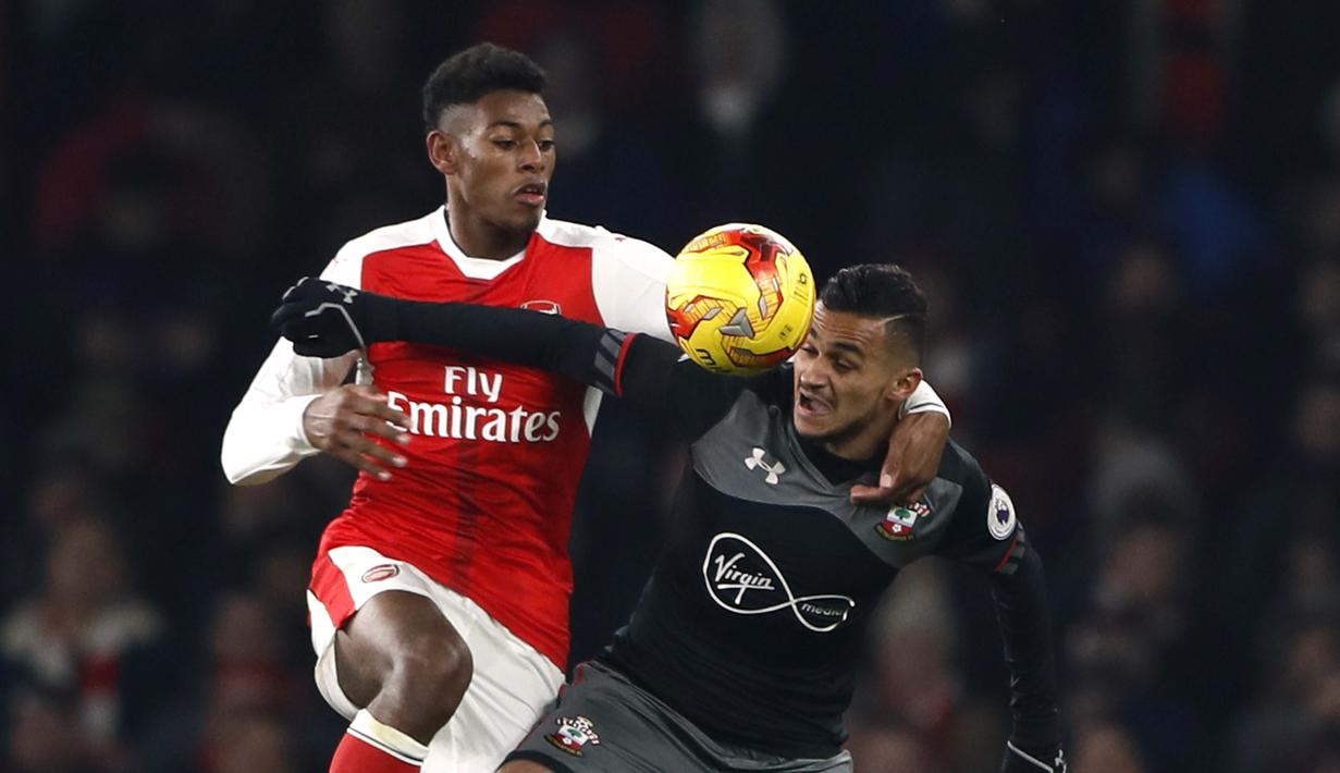 Pemain Southampton, Sofiane Boufal (kanan) berebut bola dengan pemain Arsenal, Jeff Reine-Adelaide pada laga Piala Liga Inggris 2016-2017 di Emirates Stadium, (30/11/2016). Arsenal kalah 0-2.  (Reuters/Stefan Wermuth)