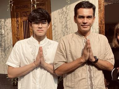 Di Instagram pribadinya, Teddy Syach mengunggah momen saat menghabiskan waktu bareng dua buah hatinya. Seperti inilah potret Teddy Syach bareng dua anaknya saat merayakan hari raya Idul Fitri pada 2022. Kehangatan ayah dan anak begitu terasa dalam foto ini. (Liputan6.com/IG/@syach_t)