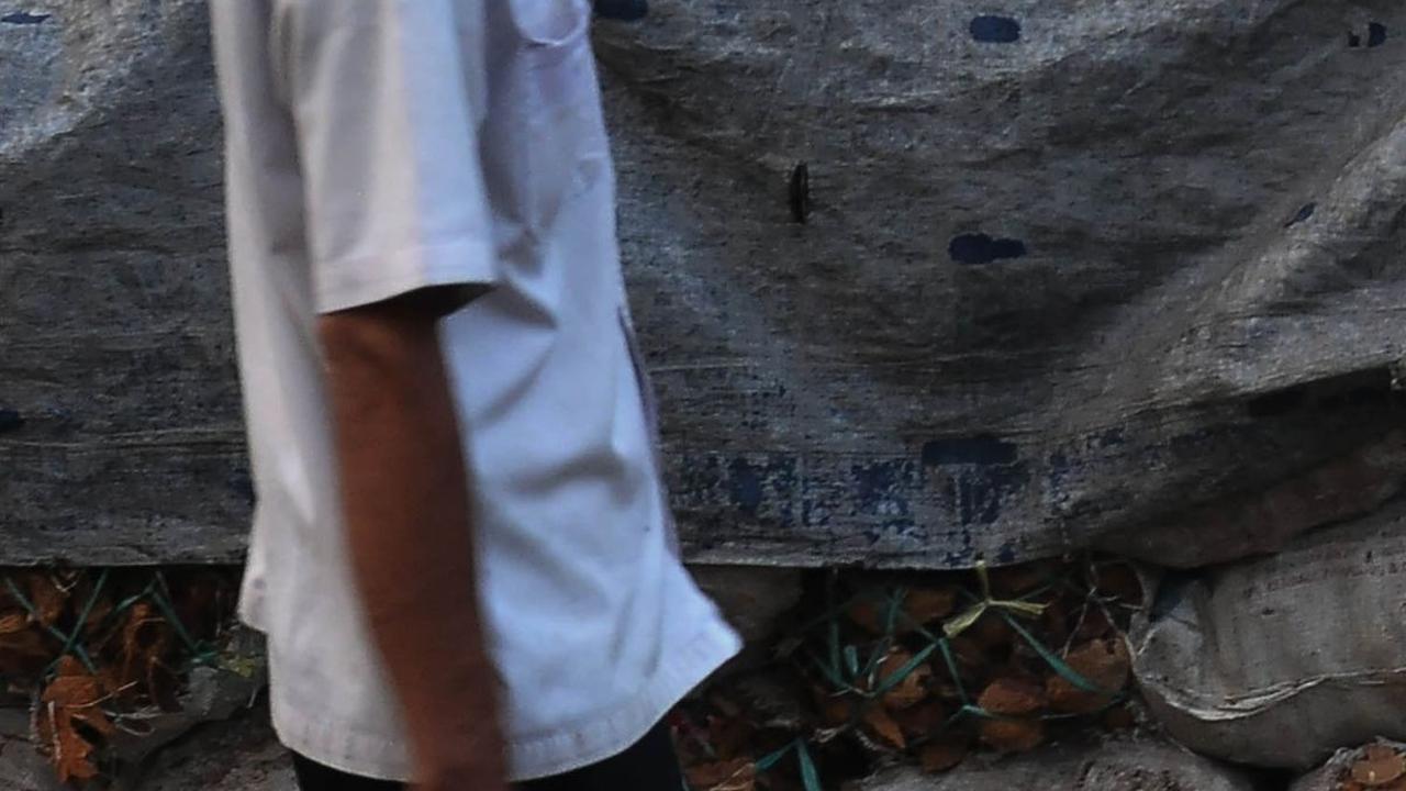 Bapak Andi (52) pembuat arang batok kelapa mengaku menerima segala bentuk terkait penutupan usahanya sementara oleh Pemerintah Kota Jakarta Timur.