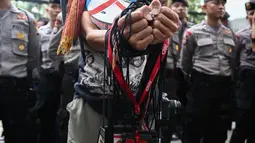 Seorang jurnalis mengikuti aksi solidaritas di depan Kantor Menkopolhukam, Jakarta, (25/8).  Dalam aksinya para Jurnalis juga menuntut agar peristiwa yang kerap berulang tersebut tidak terjadi lagi. (Liputan6.com/Faizal Fanani)