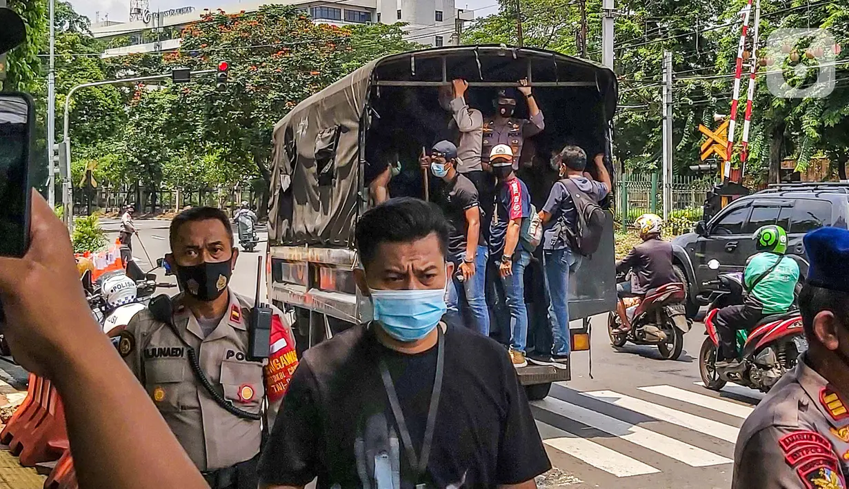 Kendaraan polisi membawa sejumlah remaja yang diamankan saat berkumpul di Kawasan Palmerah, Jakarta, Kamis (8/10/2020). Dari hasil pemeriksaan, mereka turun ke jalan karena mendapatkan undangan dari media sosial untuk melaksanakan aksi unjuk rasa di sekitar DPR. (Liputan6.com/Faizal Fanani)